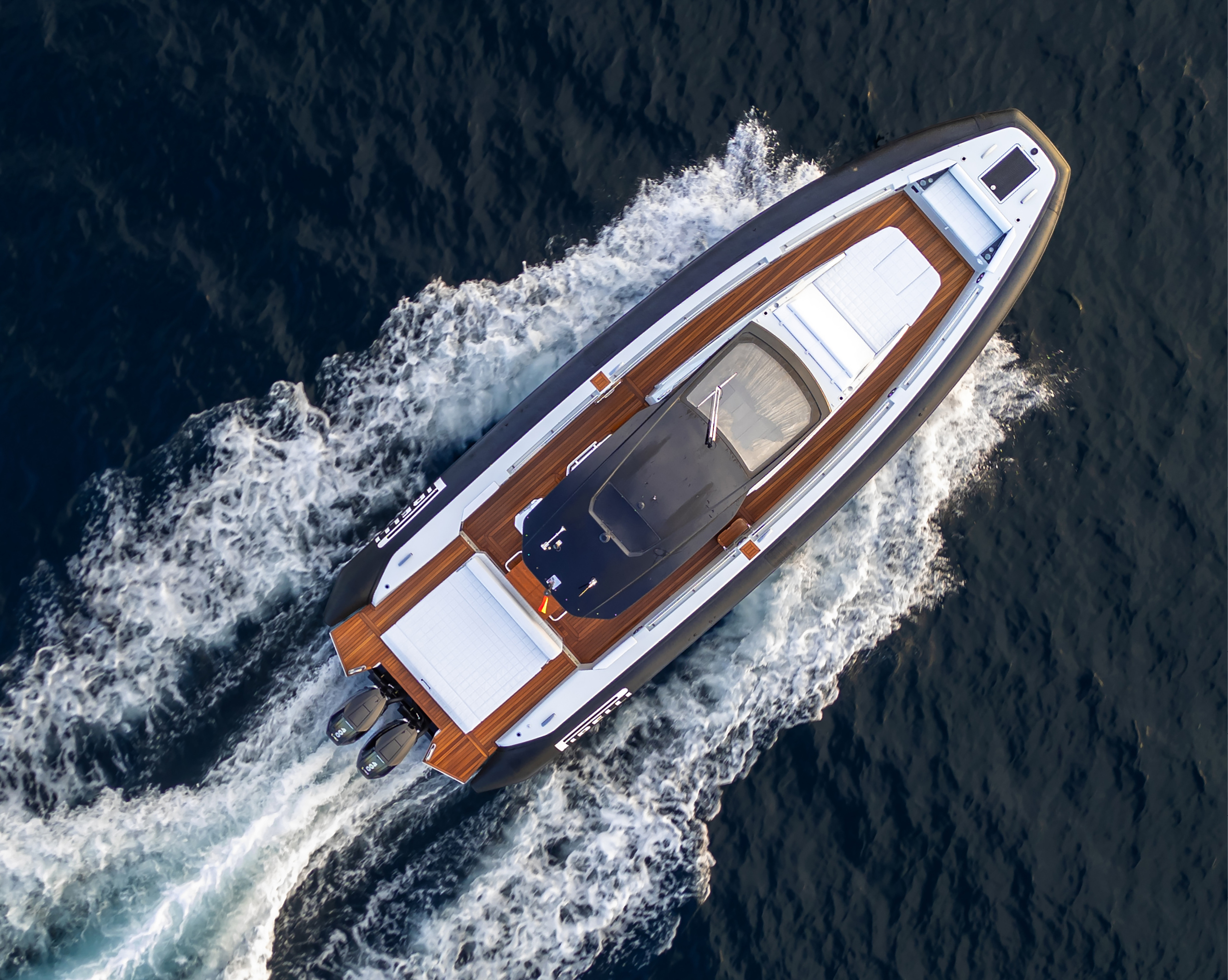 Gallery_20Years_Pirelli_Speedboats_2000x1596px22